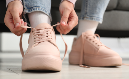 persona atándose los zapatos